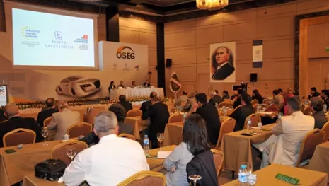 ULUSLARARASI OTOMOTİV KONFERANSININ İKİNCİ GÜNÜNDE ELEKTRİKLİ OTOMOBİL VE KÜMELER KONUŞULDU