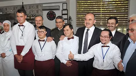 Bu kafede özel çocuklar hizmet veriyor