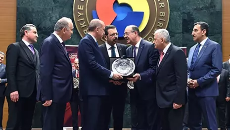 Büyükhelvacıgil, Hizmet Şeref Belgesini Cumhurbaşkanı Erdoğan’dan aldı